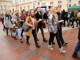 Ponad pół tysiąca maturzystów zatańczyło poloneza na opolskim rynku
