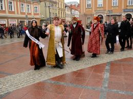 Ponad pół tysiąca maturzystów zatańczyło poloneza na opolskim rynku