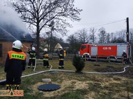 Nieprawidłowe składowanie materiału palnego przyczyną pożaru domu w Bażanach