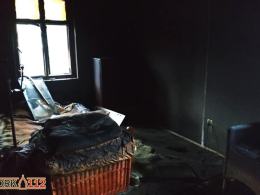 Nieprawidłowe składowanie materiału palnego przyczyną pożaru domu w Bażanach