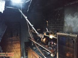 Nieprawidłowe składowanie materiału palnego przyczyną pożaru domu w Bażanach