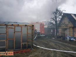 Nieprawidłowe składowanie materiału palnego przyczyną pożaru domu w Bażanach