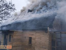 Nieprawidłowe składowanie materiału palnego przyczyną pożaru domu w Bażanach