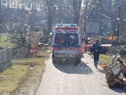 50-latek zmarł przygnieciony przez drzewo. Pracował przy wycince