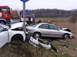 Dwie osoby ranne po zderzeniu dwóch osobówek we Wrzoskach