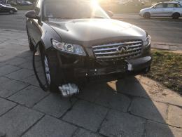 Audi staranowało znaki na ulicy Witosa