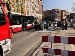Zderzenie widlaka z BMW spowodowało duże utrudnienia w centrum miasta