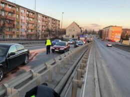 Kolizja kilku samochodów nad rondem w Opolu