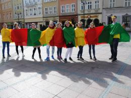 Kolorowy korowód podopiecznych fundacji DOM przeszedł wokół ratusza