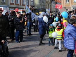 Kolorowy korowód podopiecznych fundacji DOM przeszedł wokół ratusza
