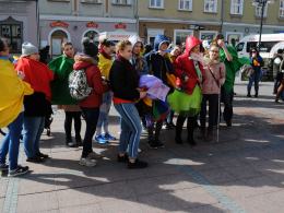 Kolorowy korowód podopiecznych fundacji DOM przeszedł wokół ratusza
