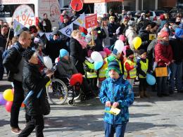Kolorowy korowód podopiecznych fundacji DOM przeszedł wokół ratusza