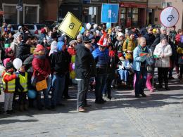 Kolorowy korowód podopiecznych fundacji DOM przeszedł wokół ratusza