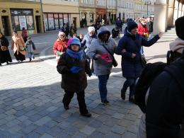 Kolorowy korowód podopiecznych fundacji DOM przeszedł wokół ratusza