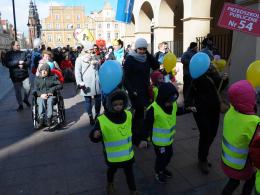 Kolorowy korowód podopiecznych fundacji DOM przeszedł wokół ratusza