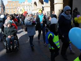 Kolorowy korowód podopiecznych fundacji DOM przeszedł wokół ratusza