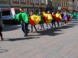 Kolorowy korowód podopiecznych fundacji DOM przeszedł wokół ratusza