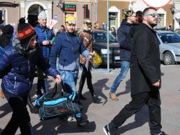 Kolorowy korowód podopiecznych fundacji DOM przeszedł wokół ratusza