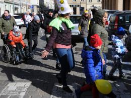 Kolorowy korowód podopiecznych fundacji DOM przeszedł wokół ratusza