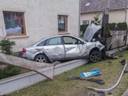 Chróścina: Audi uderzyło w słup, z auta wypadł silnik
