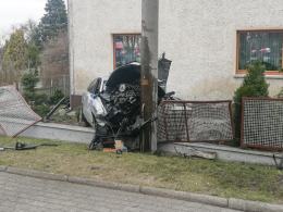 Chróścina: Audi uderzyło w słup, z auta wypadł silnik