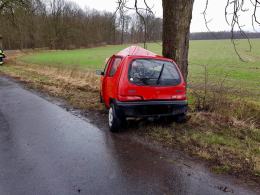 21-latek nie opanował pojazdu i uderzył w drzewo