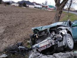  Kryminalni z Brzegu wyciągnęli mężczyznę z płonącego samochodu
