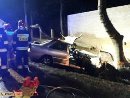 Miał ponad 2 promile alkoholu, zakończył podróż na drzewie