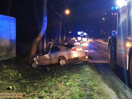 Miał ponad 2 promile alkoholu, zakończył podróż na drzewie