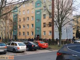 Znaleźli zakrwawionego mężczyznę na klatce schodowej w Kluczborku. Interweniował LPR