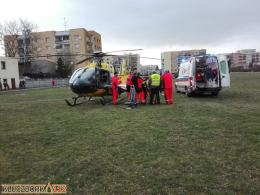 Znaleźli zakrwawionego mężczyznę na klatce schodowej w Kluczborku. Interweniował LPR