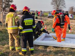 Nielegalne składowisko odpadów w Otmicach. W środku chemikalia i materiały sypkie