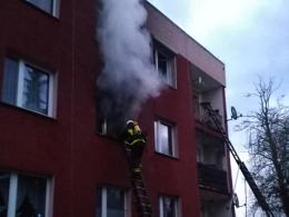 Strażacy walczyli z pożarem mieszkania w Kozłowicach