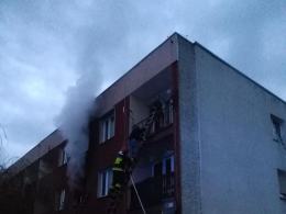 Strażacy walczyli z pożarem mieszkania w Kozłowicach