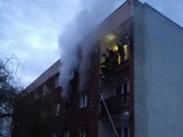 Strażacy walczyli z pożarem mieszkania w Kozłowicach