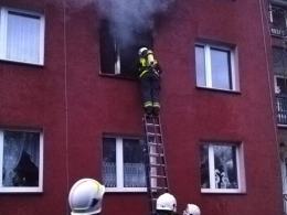 Strażacy walczyli z pożarem mieszkania w Kozłowicach