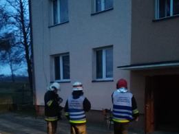 Strażacy walczyli z pożarem mieszkania w Kozłowicach