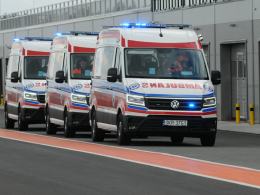 Ratownicy testują nowe karetki na..torze wyścigowym w Kamieniu Śląskim