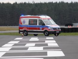Ratownicy testują nowe karetki na..torze wyścigowym w Kamieniu Śląskim