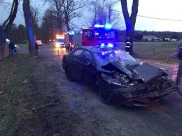 Niebezpieczne manewry w Kadłubie Turawskim. Rozbite dwie osobówki i traktor