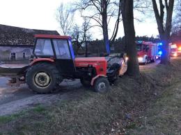 Niebezpieczne manewry w Kadłubie Turawskim. Rozbite dwie osobówki i traktor