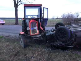Niebezpieczne manewry w Kadłubie Turawskim. Rozbite dwie osobówki i traktor