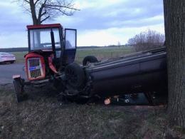 Niebezpieczne manewry w Kadłubie Turawskim. Rozbite dwie osobówki i traktor