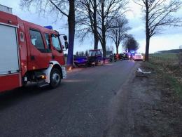 Niebezpieczne manewry w Kadłubie Turawskim. Rozbite dwie osobówki i traktor