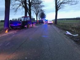 Niebezpieczne manewry w Kadłubie Turawskim. Rozbite dwie osobówki i traktor