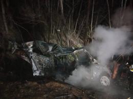 Wypadek samochodu w Prudniku. Auto po uderzeniu w drzewo rozpadło się na dwie części