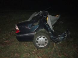 Wypadek samochodu w Prudniku. Auto po uderzeniu w drzewo rozpadło się na dwie części