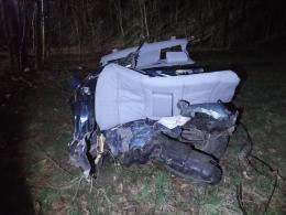 Wypadek samochodu w Prudniku. Auto po uderzeniu w drzewo rozpadło się na dwie części