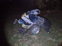 Wypadek samochodu w Prudniku. Auto po uderzeniu w drzewo rozpadło się na dwie części