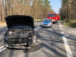 Kierowca chciał zawrócić na podwójnej ciągłej. Uderzył w Renault